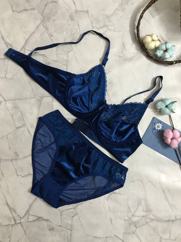 نمای کلی شورت و سوتین مخمل